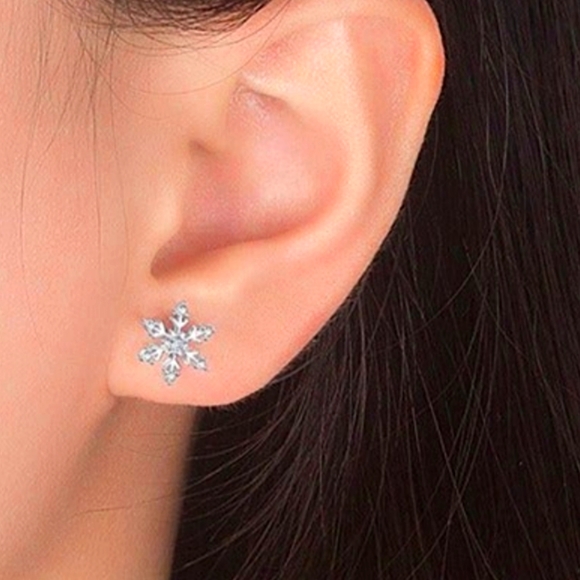 Jewelry - CZ Rhinestone Silver Snowflake Earrings. Women's Fashion Jewelry